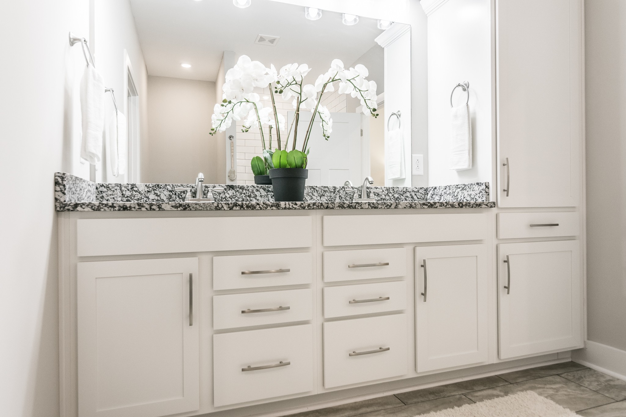 4839 Pulliam-Hardaway Road Springfield, TN 37172 - Photo 27 of 40 a bathroom with a sink and a mirror