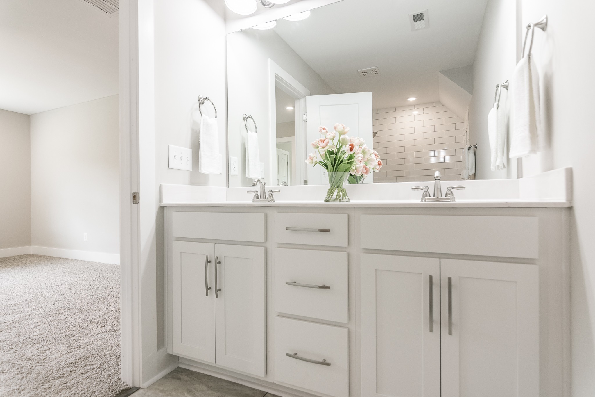 4839 Pulliam-Hardaway Road Springfield, TN 37172 - Photo 33 of 40 a bathroom with a sink and a mirror