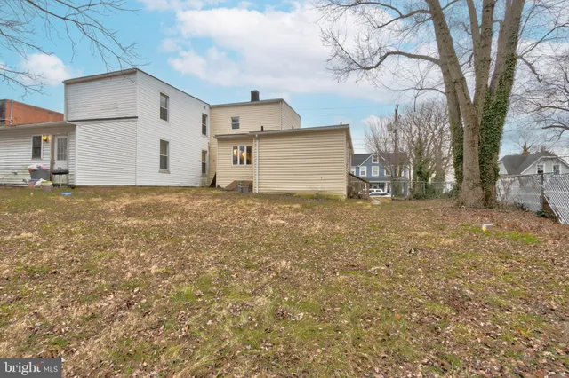 a view of yard with trees