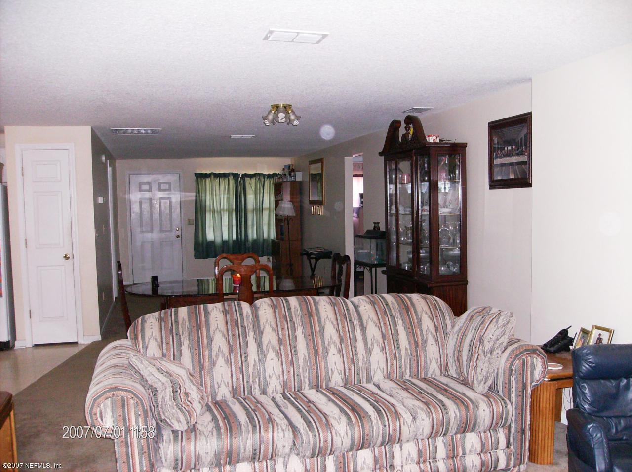 4411 Bedivere Road Jacksonville, FL 32208 - Photo 3 of 12 Livingroom/ Dinning room