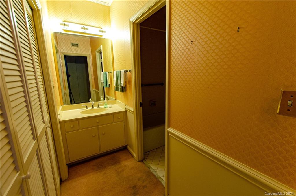 832 Cherokee Road, Unit J3U/F17 Charlotte, NC 28207 - Photo 29 of 31 Gallery Image 29