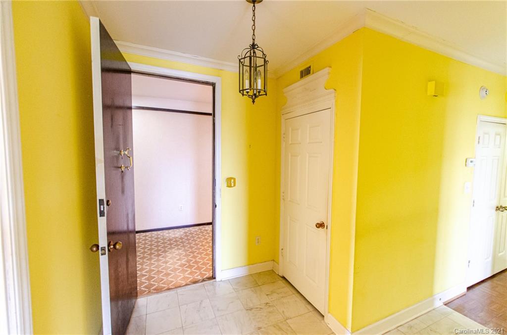 832 Cherokee Road, Unit J3U/F17 Charlotte, NC 28207 - Photo 4 of 31 Gallery Image 4