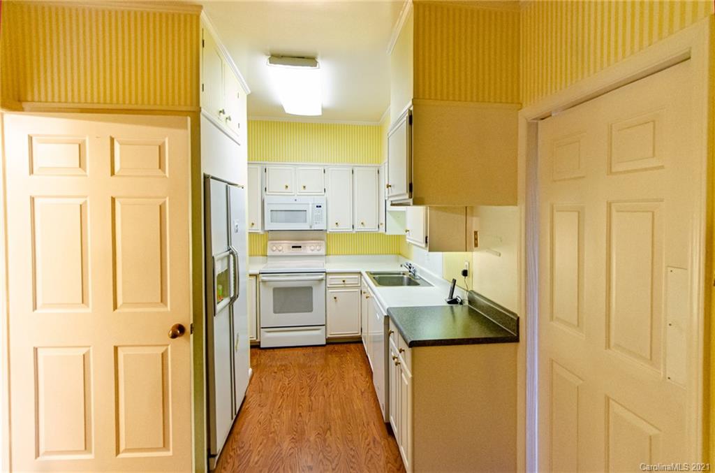 832 Cherokee Road, Unit J3U/F17 Charlotte, NC 28207 - Photo 6 of 31 Gallery Image 6