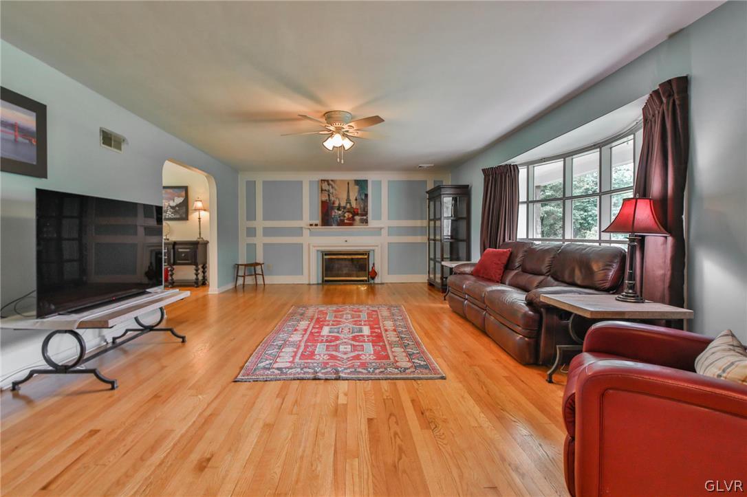 390 Wedgewood Road Bethlehem, PA 18017 - Photo 17 of 48 Living Room
