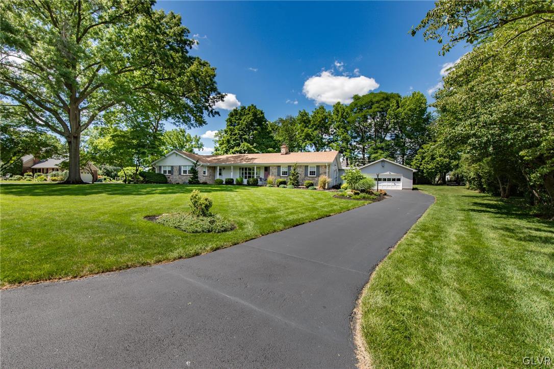 390 Wedgewood Road Bethlehem, PA 18017 - Photo 3 of 48 Long Driveway