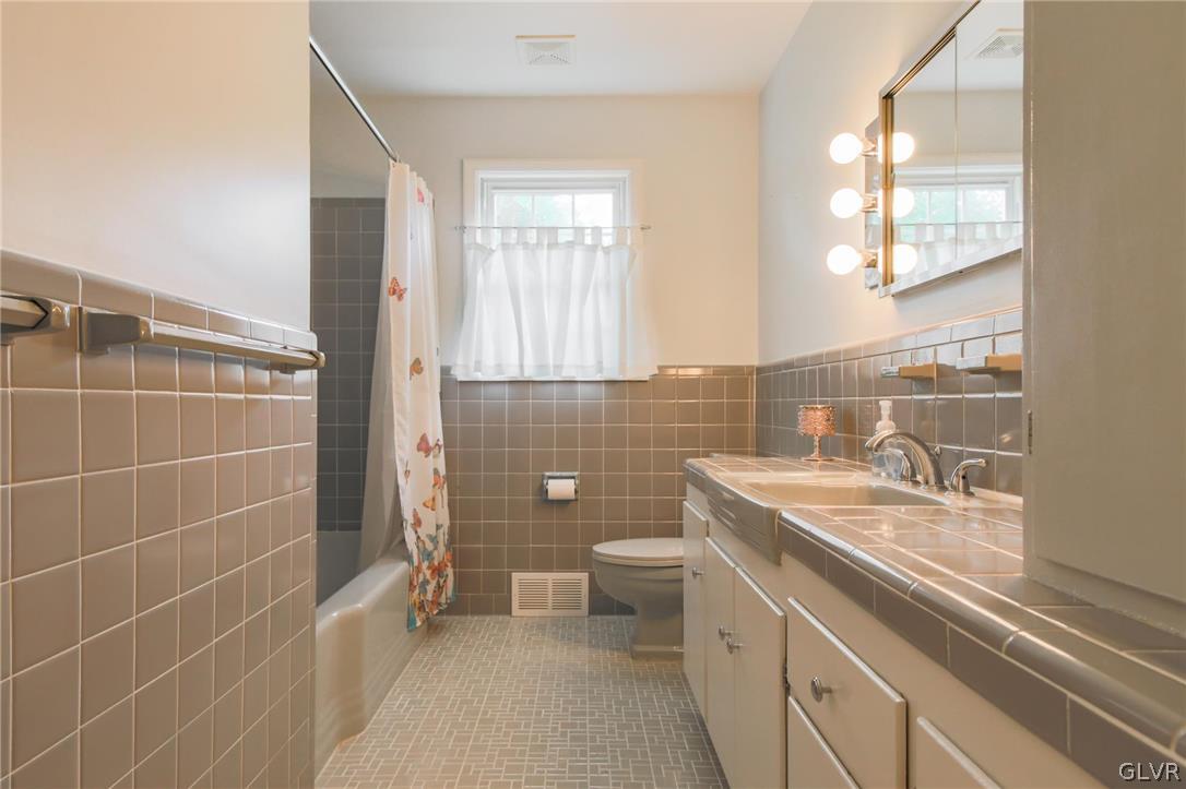 390 Wedgewood Road Bethlehem, PA 18017 - Photo 35 of 48 Hall Bath