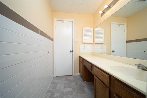 8293 Sands Point Drive, Unit 185 Houston, TX 77036 - Photo 14 of 20 a bathroom with a sink and a mirror