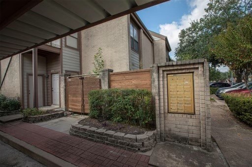 8293 Sands Point Drive, Unit 185 Houston, TX 77036 - Photo 2 of 20 a view of a back yard of the house