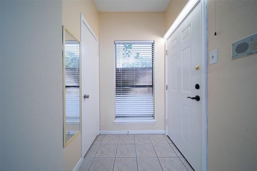 8293 Sands Point Drive, Unit 185 Houston, TX 77036 - Photo 4 of 20 a view of room with window