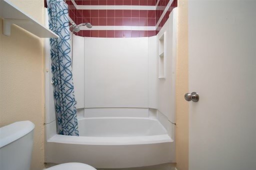 8293 Sands Point Drive, Unit 185 Houston, TX 77036 - Photo 10 of 20 a bathroom with a shower curtain