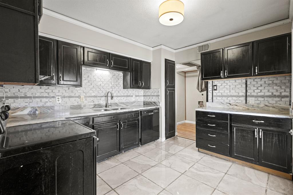 5634 Boca Raton Boulevard, Unit 209 Fort Worth, TX 76112 - Photo 11 of 24 a kitchen with a sink stove and microwave