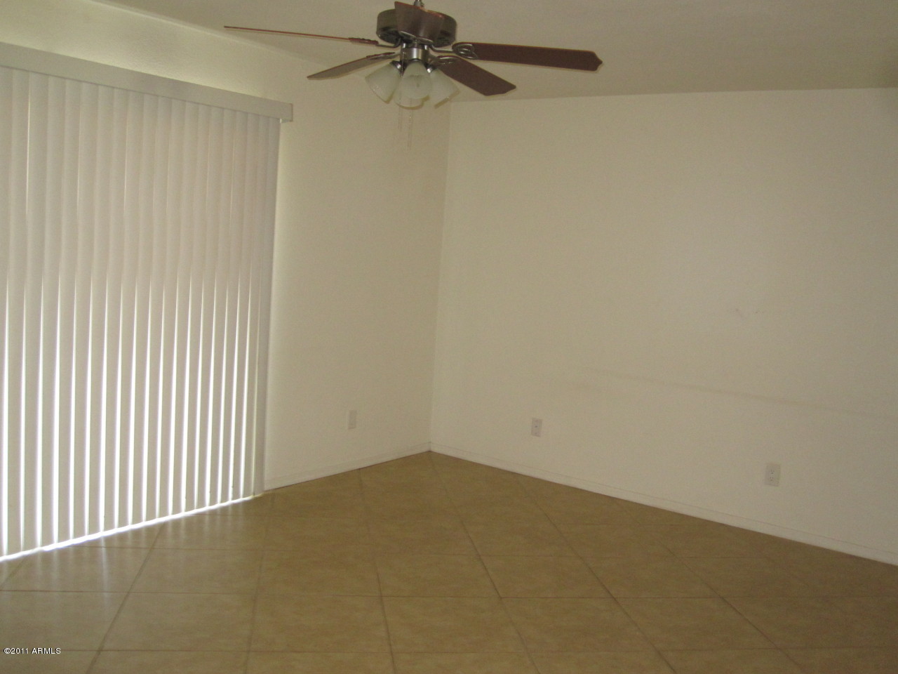 2121 West Royal Palm Road, Unit 1016 Phoenix, AZ 85021 - Photo 3 of 10 en empty room with a fan