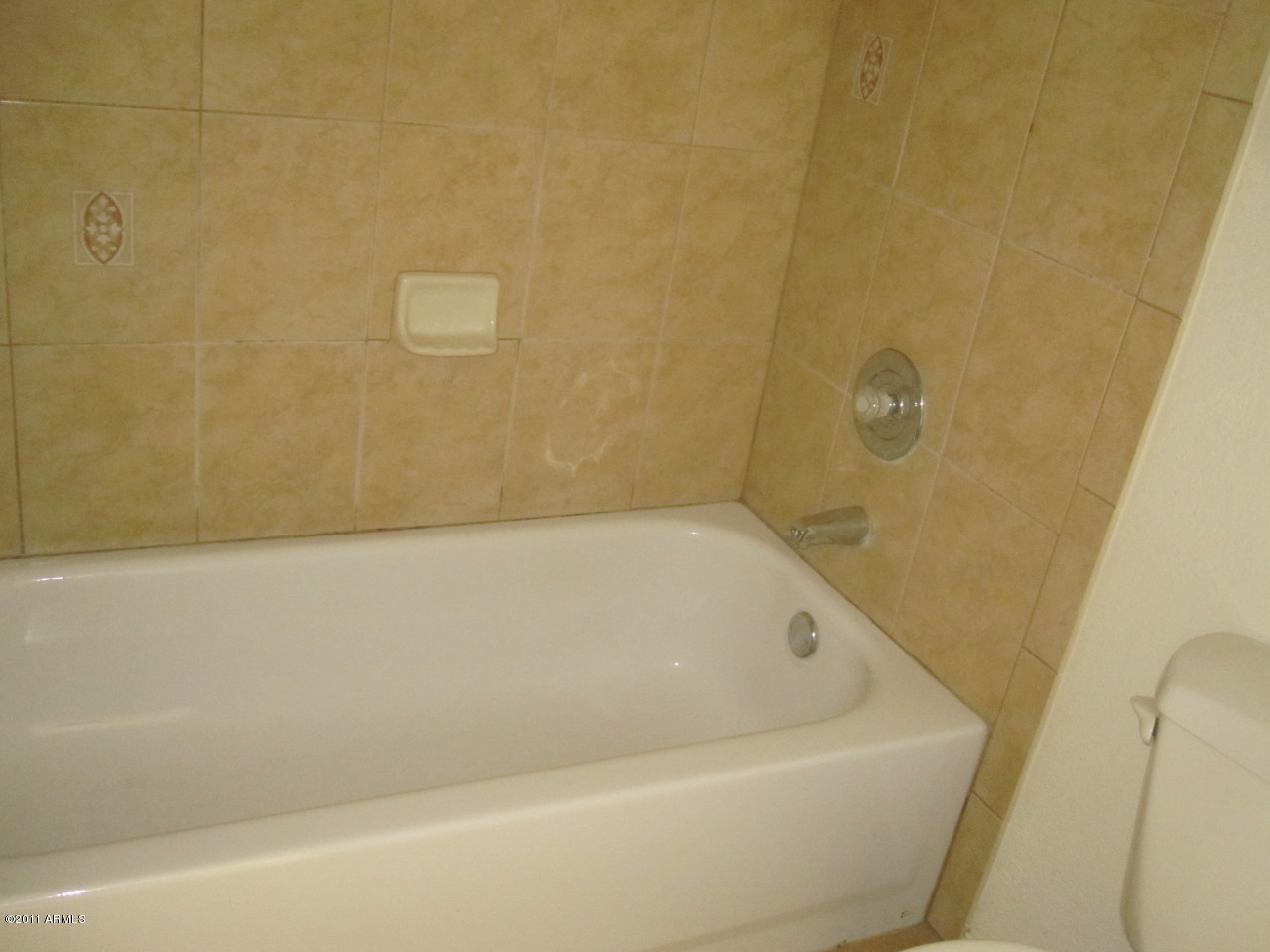 2121 West Royal Palm Road, Unit 1016 Phoenix, AZ 85021 - Photo 8 of 10 a bathroom with a bathtub