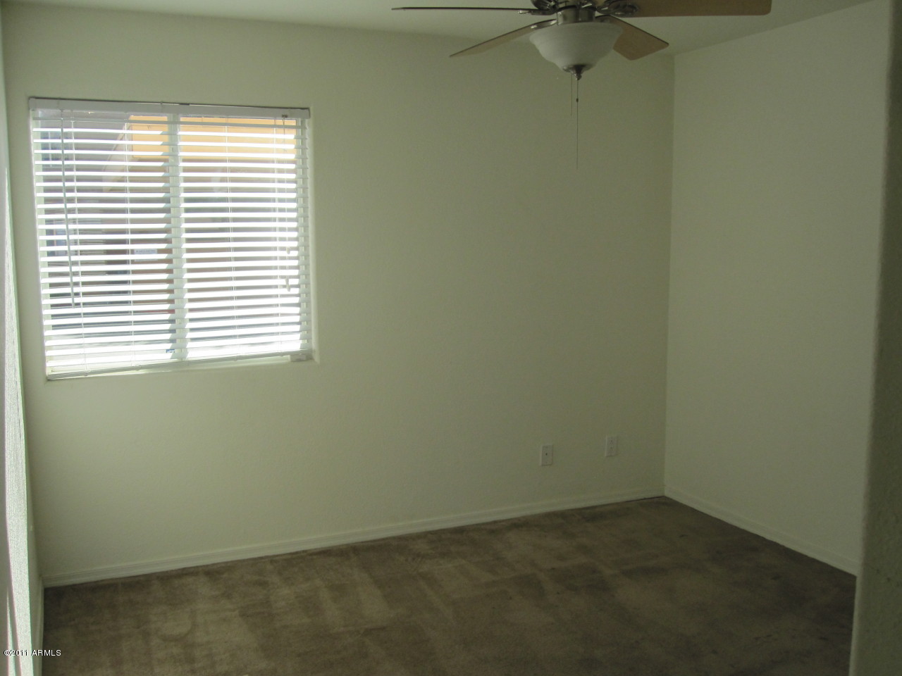 2121 West Royal Palm Road, Unit 1016 Phoenix, AZ 85021 - Photo 10 of 10 an empty room with a window