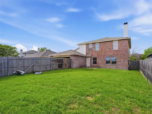 a view of a house with backyard and porch
