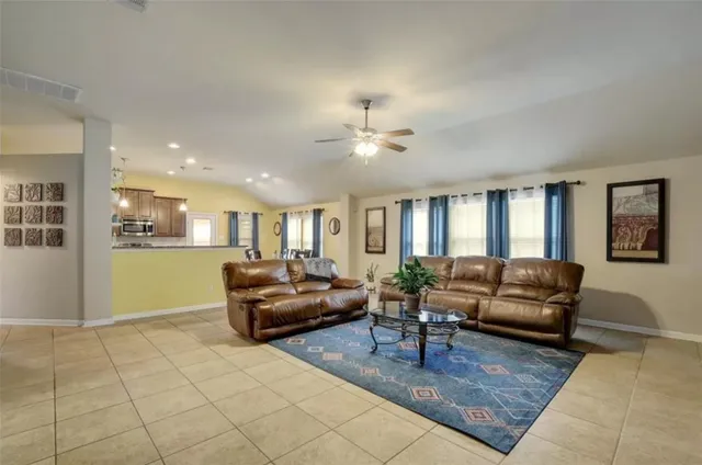 $2,350 | 372 Still Hollow Creek, Buda, TX 78610