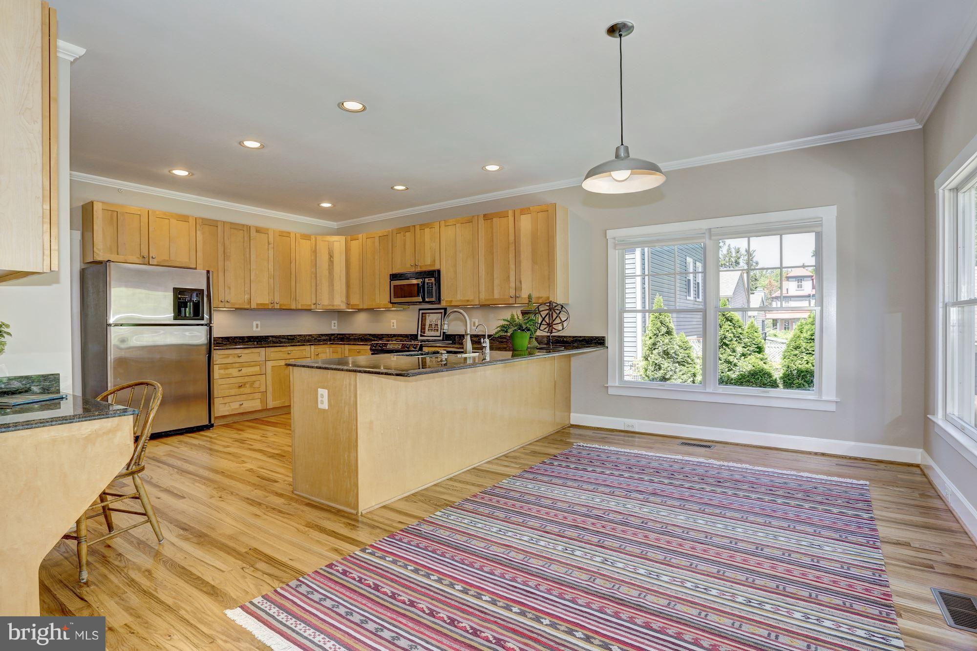 9805 Hollow Glen Place Silver Spring, MD 20910 - Photo 11 of 27 Main Level - Kitchen w/ Breakfast Area
