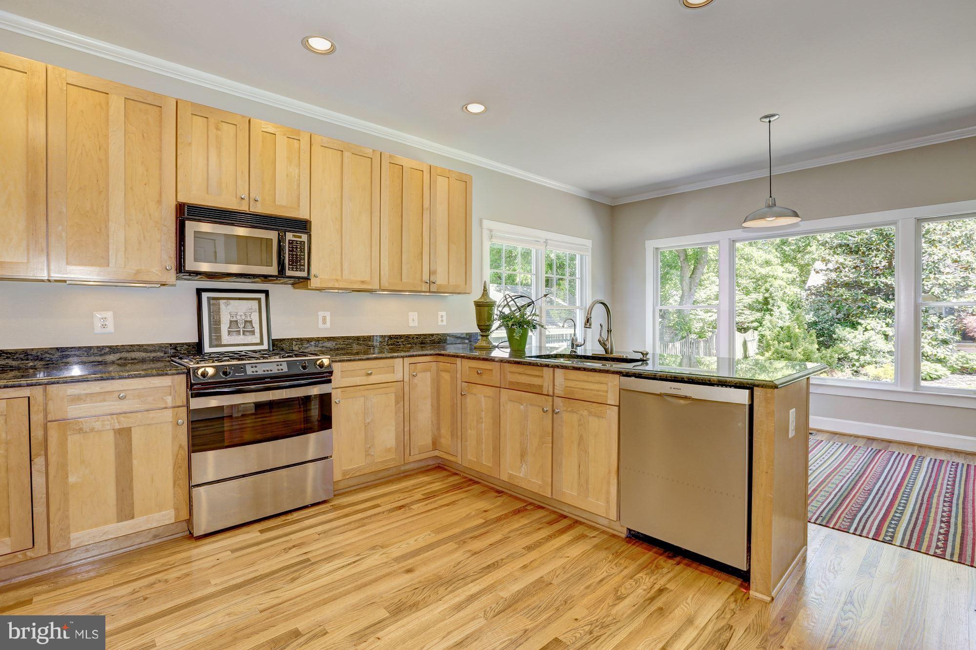 9805 Hollow Glen Place Silver Spring, MD 20910 - Photo 13 of 27 Main Level - Kitchen w/ Breakfast Area