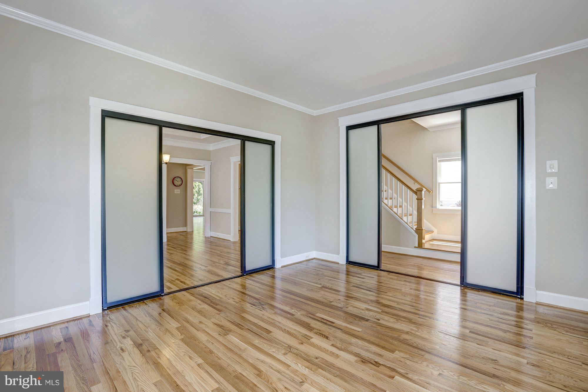 9805 Hollow Glen Place Silver Spring, MD 20910 - Photo 5 of 27 Main Level - Living Room