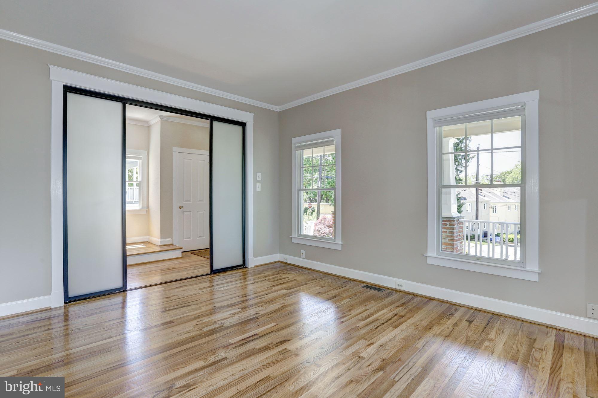 9805 Hollow Glen Place Silver Spring, MD 20910 - Photo 6 of 27 Main Level - Living Room