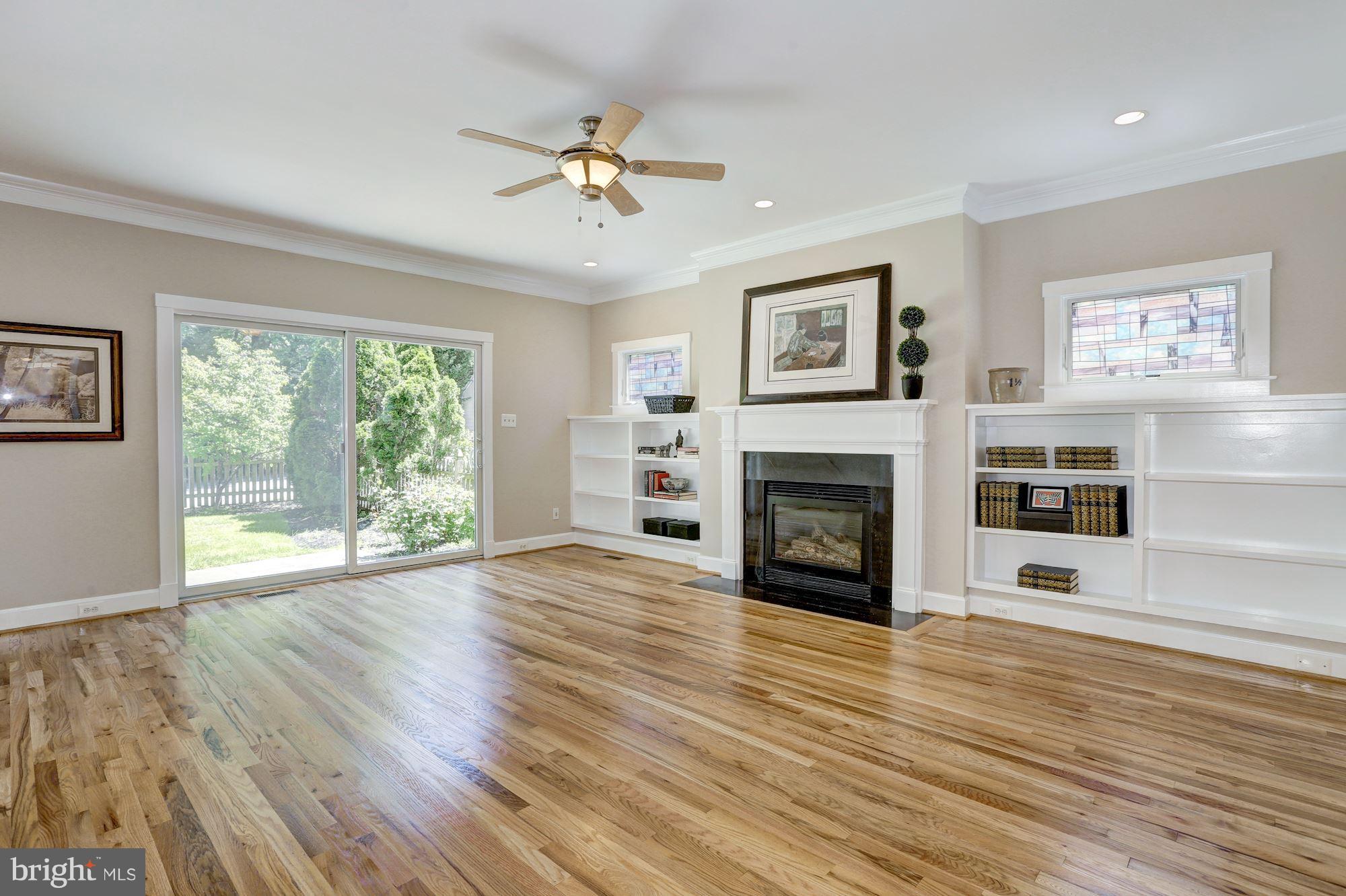 9805 Hollow Glen Place Silver Spring, MD 20910 - Photo 9 of 27 Main Level - Living Room