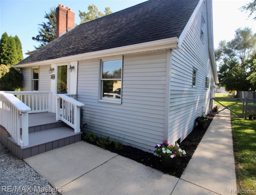 36549 Indiana Road New Boston, MI 48164 - Photo 2 of 29