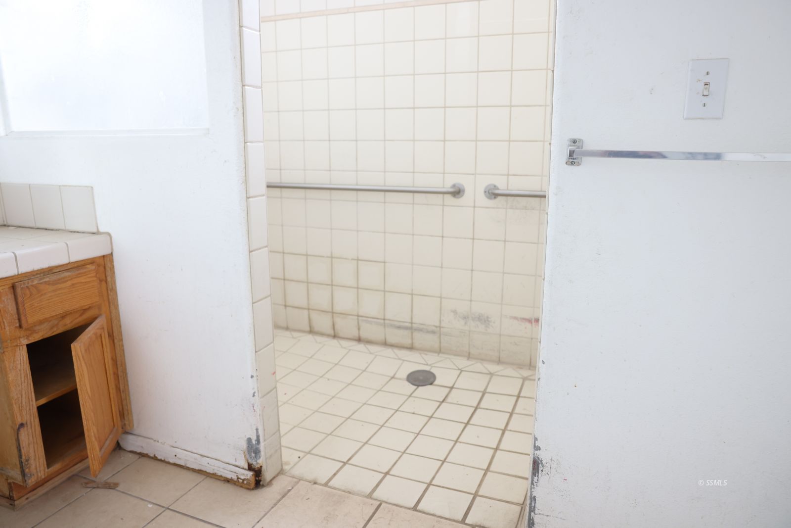 425 Christopher Court Ridgecrest, CA 93555 - Photo 21 of 36 a bathroom with a shower
