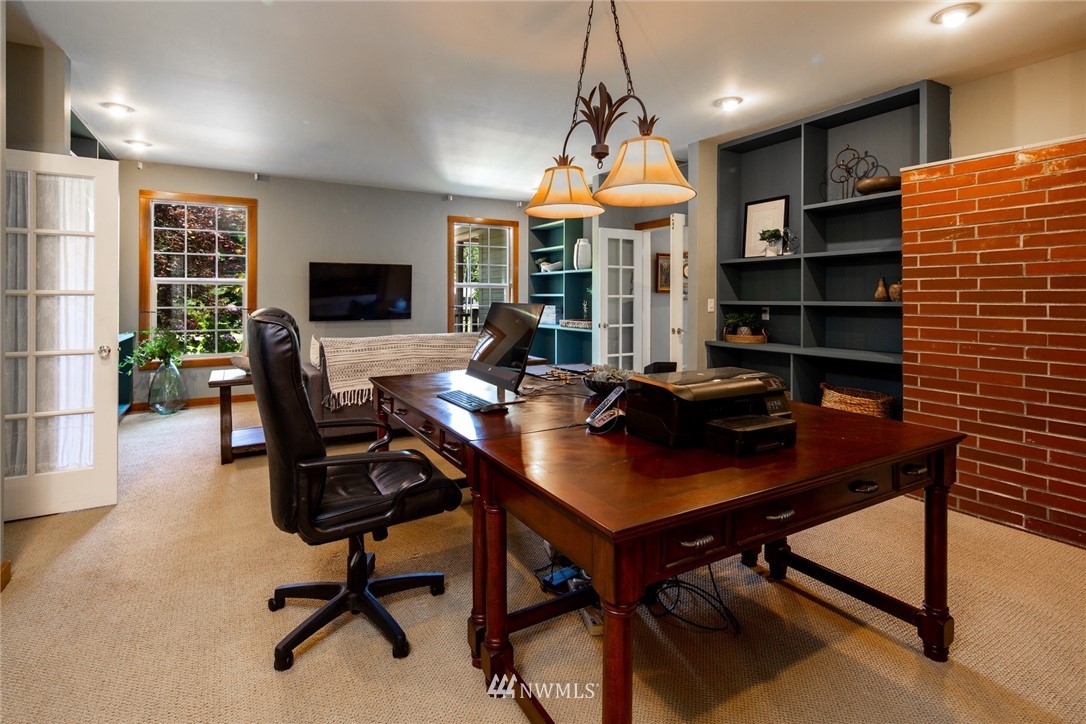 5413 Barr Road Ferndale, WA 98248 - Photo 10 of 40 a workspace with furniture