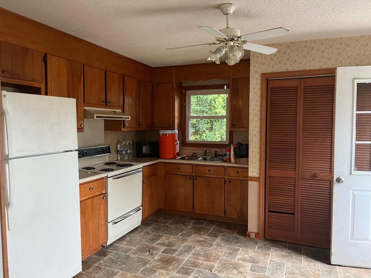 124 Strawberry Drive Inman, SC 29349 - Photo 2 of 10