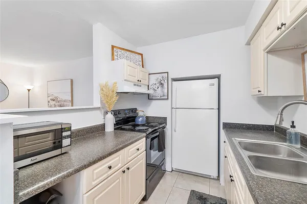 $2,400 | 3230 Northeast 13th Street, Unit 102, Pompano Beach, FL 33062