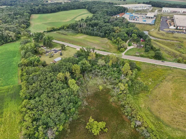 $550,000 | N9607 Highway 83 East Troy Wi 53120, Mukwonago, WI 53149