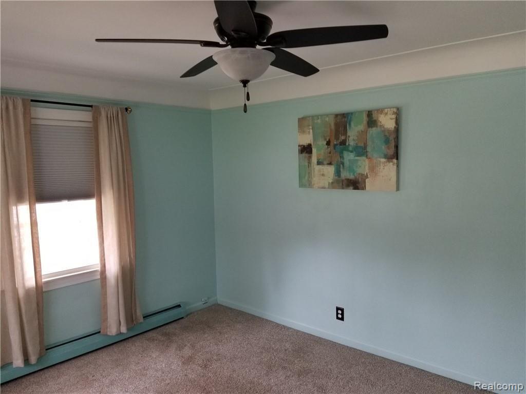 22507 Ridgeway Street St. Clair Shores, MI 48080 - Photo 11 of 18 Nice size living room