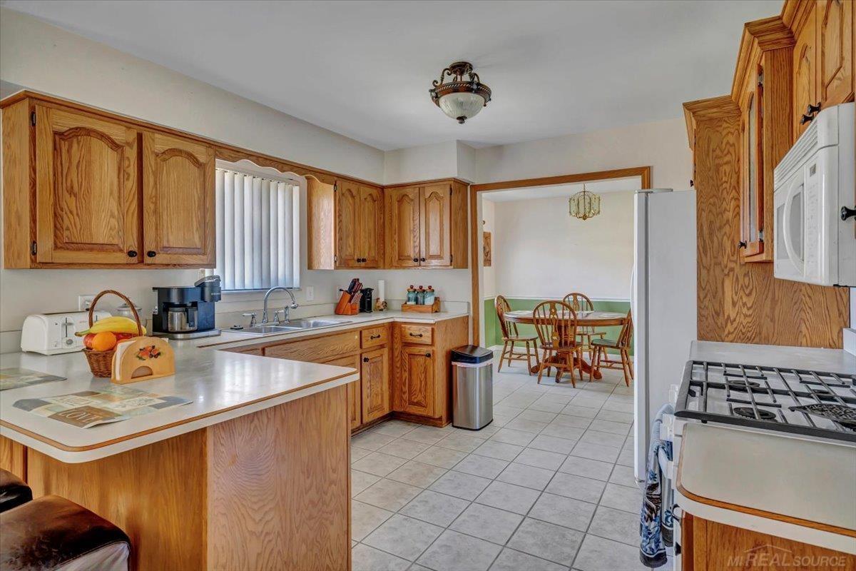 18707 Millar Road Clinton Township, MI 48036 - Photo 11 of 38 50169776-44e1dc73-eef7-451f-bb3e-4c297a148706.JPG