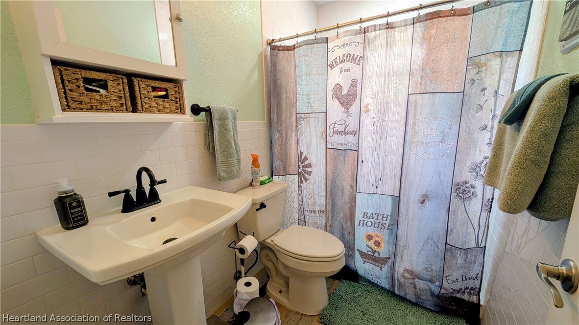 6218 Apple Road Sebring, FL 33875 - Photo 20 of 40 a bathroom with a toilet a sink and shower