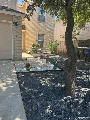 a view of a yard in front of house