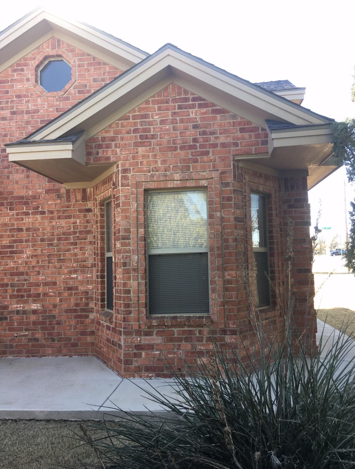 101 Southeast 6th Plainview, TX 79072 - Photo 5 of 31 a front view of a house