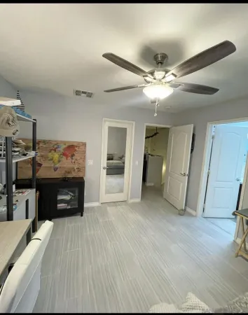 a view of a livingroom with furniture and a ceiling fan