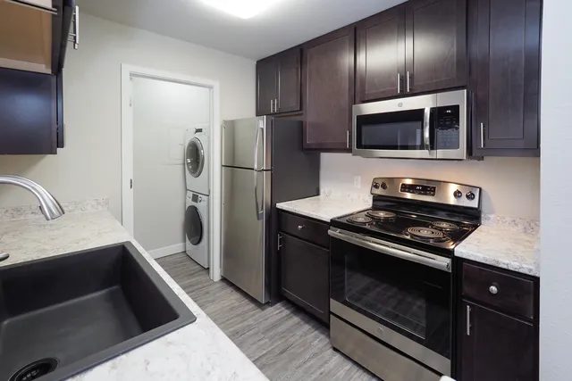 $1,390 | 3161 Mill Creek Drive, Unit 8, Kalamazoo, MI 49009