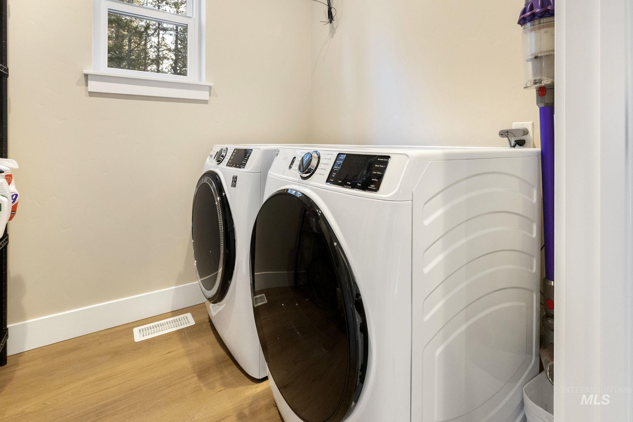 127 Jacks Loop Donnelly, ID 83615 - Photo 30 of 46 Laundry room with wood finished floors and independent washer and dryer