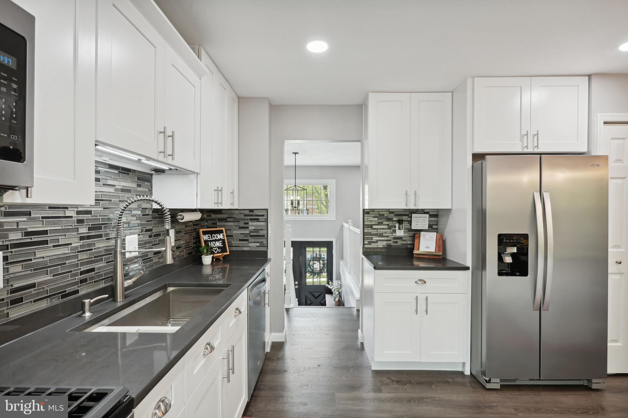 8922 Applecross Lane Springfield, VA 22153 - Photo 8 of 25 Kitchen: shaker cabinets and quartz counters