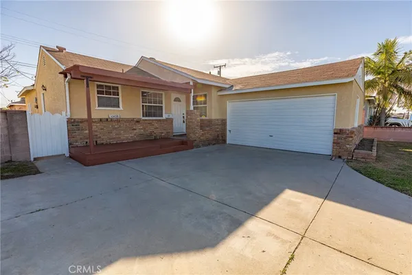 a view of a house with backyard