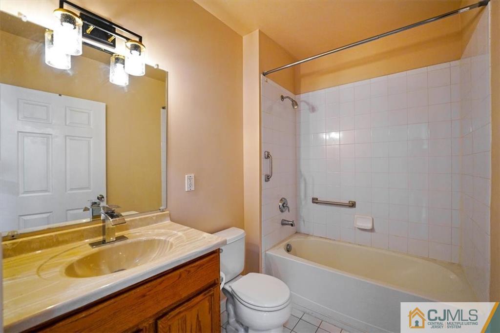 368 Rector Street, Unit 511 Perth Amboy, NJ 08861 - Photo 8 of 16 a bathroom with a sink a toilet and a bathtub