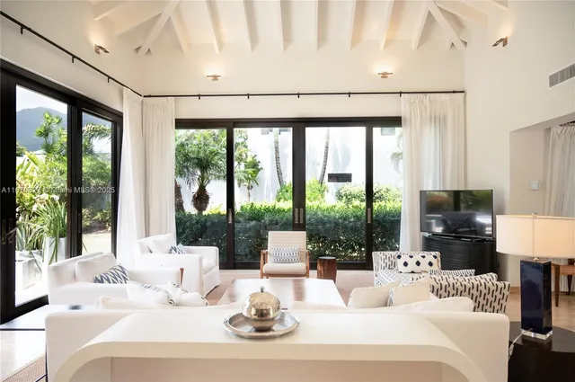 $3,950,000 | 2013 Villas At Pinney's Beach, Unit 2013, Nevis, FL 56467