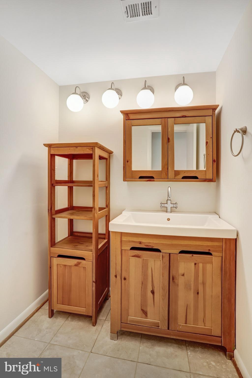1944 Winterport Cluster Reston, VA 20191 - Photo 13 of 43 Powder Room