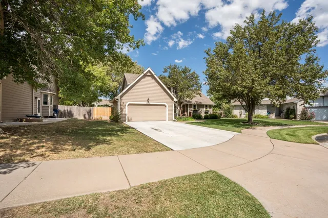 $284,900 | 4610 Farmstead Court, Bel Aire, KS 67220