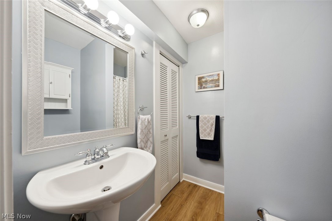 723 University Road Cleveland, OH 44113 - Photo 19 of 47 Full bath in lower bedroom.