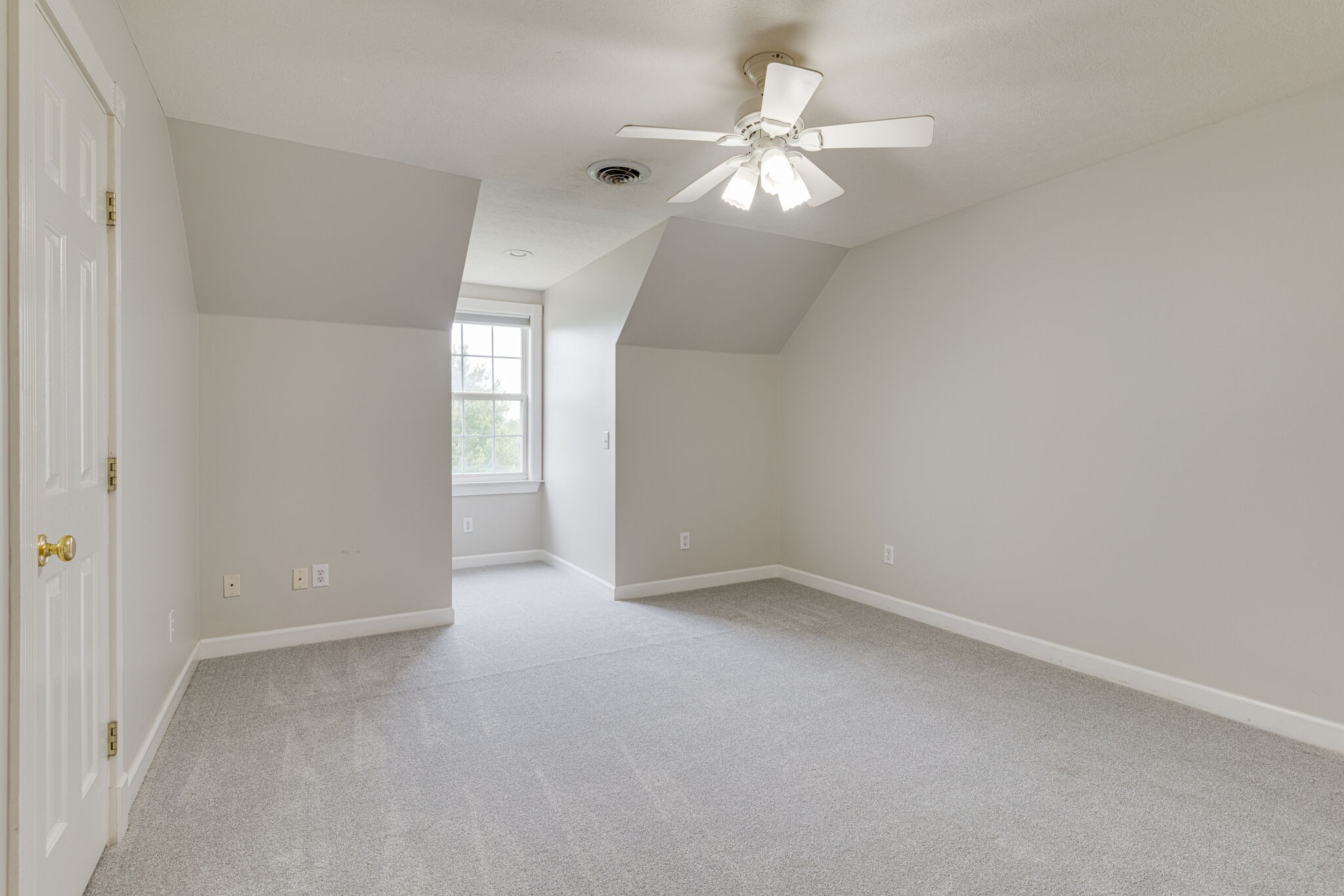 115 Rock Bridge Road Gallatin, TN 37066 - Photo 40 of 70 an empty room with chandelier fan