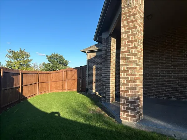 a view of a backyard with pathway