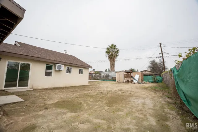 a view of a house with backyard