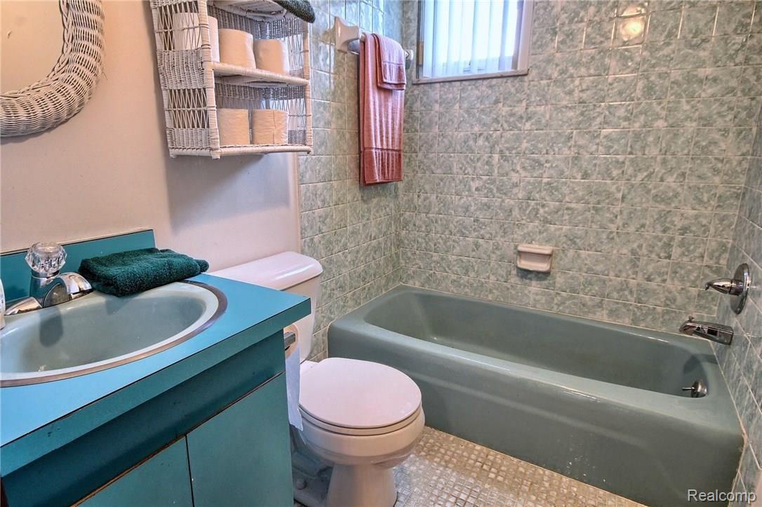 18000 Hannan Road New Boston, MI 48164 - Photo 26 of 33 2nd_Bathroom.jpg